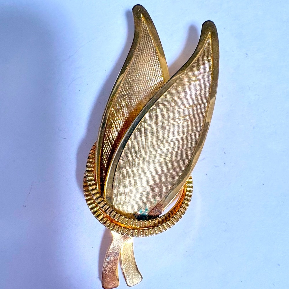 Sophisticated vintage Gold plated Leaf Brooch